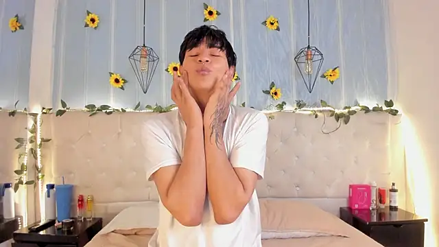 Snapshot of AleAurarashi chatting on October 6, 2025, 7:44 pm AleAurarashi online show from October 6, 2025, 7:44 pm