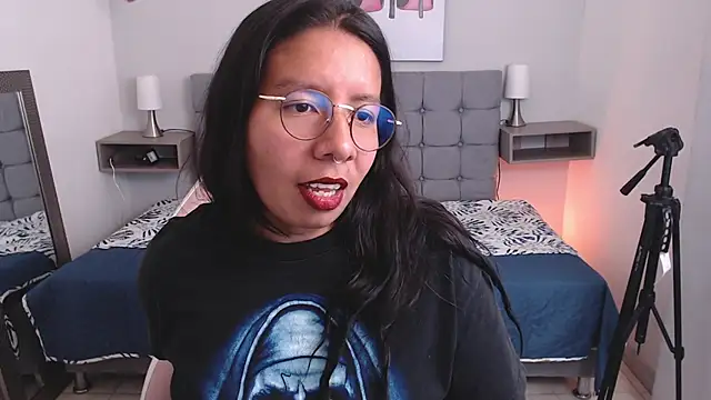 sophia reyes  online show from September 17, 2025, 4:14 am