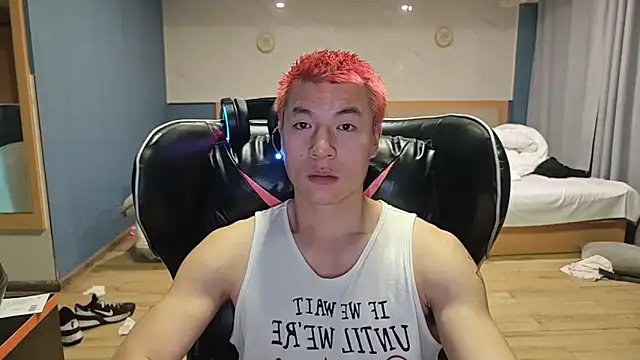 Snapshot of AAASuck chatting on April 8, 2026, 3:12 pm AAASuck online show from April 8, 2026, 3:12 pm