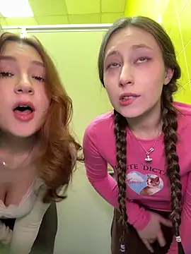 FroggyAnna online show from December 22, 2025, 4:37 pm