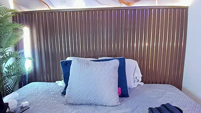 Snapshot of Roxie-NS chatting on February 28, 2026, 12:06 pm Roxie-NS online show from February 28, 2026, 12:06 pm