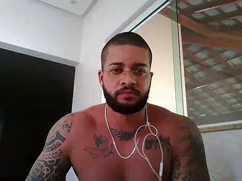 Snapshot of Mitt1993b chatting on September 19, 2025, 5:02 pm Mitt1993b online show from September 19, 2025, 5:02 pm