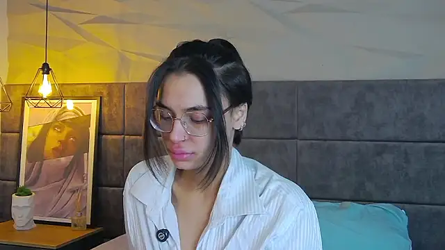 Snapshot of VioletAsh chatting on February 2, 2026, 4:44 am VioletAsh online show from February 2, 2026, 4:44 am