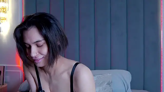 Snapshot of VioletAsh chatting on February 3, 2026, 6:22 am VioletAsh online show from February 3, 2026, 6:22 am