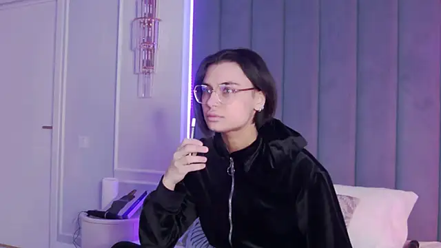 Snapshot of VioletAsh chatting on February 8, 2026, 4:27 am VioletAsh online show from February 8, 2026, 4:27 am