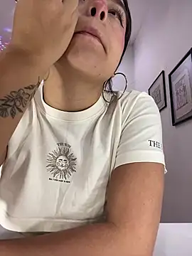 Snapshot of EmilyHarperr chatting on October 17, 2025, 11:57 am EmilyHarperr online show from October 17, 2025, 11:57 am