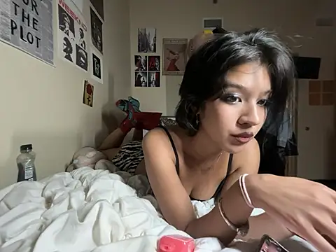 Snapshot of petitelatinateen chatting on April 3, 2026, 3:59 am petitelatinateen online show from April 3, 2026, 3:59 am