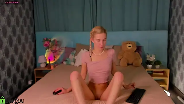 Aurora Bennet online show from October 15, 2025, 12:55 am