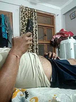 vardh033 online show from April 14, 2026, 4:18 am