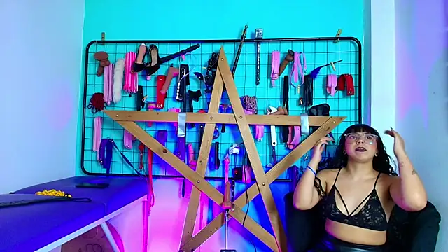 Snapshot of Mrmia_bdsm_extreme chatting on October 15, 2025, 1:00 pm Mrmia bdsm extreme online show from October 15, 2025, 1:00 pm