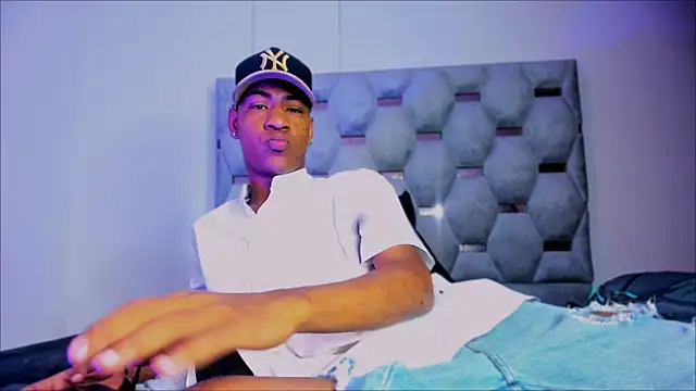 tiago xxx  online show from October 6, 2025, 8:06 pm