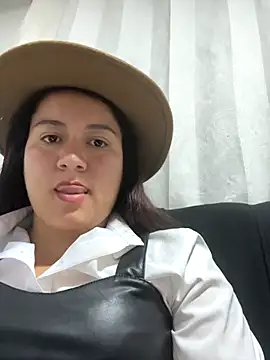 Snapshot of Leonis_0 chatting on October 18, 2025, 2:47 am Leonis 0 online show from October 18, 2025, 2:47 am