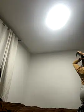 Snapshot of Leonis_0 chatting on October 31, 2025, 2:01 am Leonis 0 online show from October 31, 2025, 2:01 am