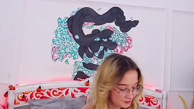 MaeLili online show from October 28, 2025, 4:27 am