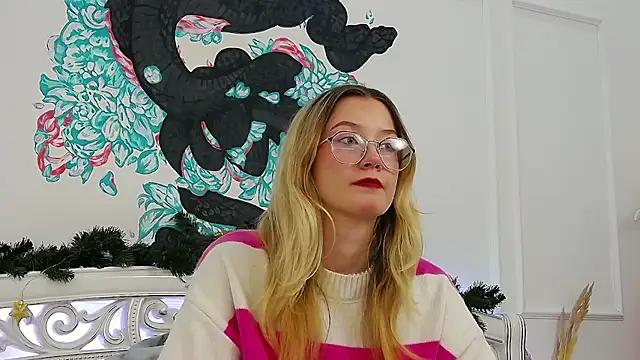 MaeLili online show from December 23, 2025, 7:28 am