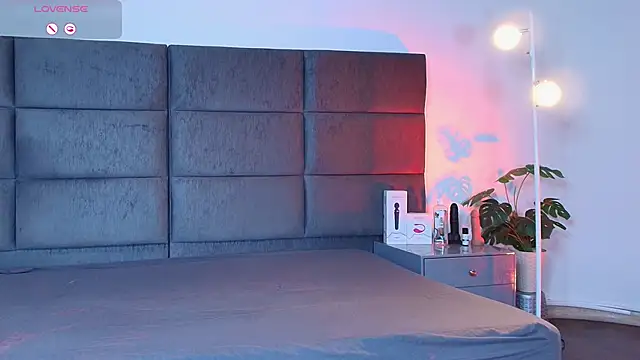 Snapshot of Slenna_Moon chatting on March 26, 2026, 11:32 pm Slenna Moon online show from March 26, 2026, 11:32 pm