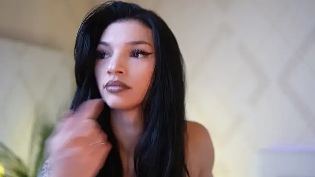 Snapshot of MiamiCoffee chatting on November 4, 2025, 9:14 pm MiamiCoffee online show from November 4, 2025, 9:14 pm