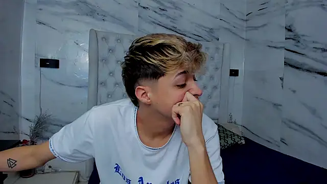 Snapshot of Ari_and_Storm chatting on October 1, 2025, 1:50 pm Ari and Storm online show from October 1, 2025, 1:50 pm