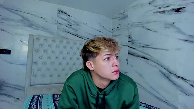 Snapshot of Ari_and_Storm chatting on October 5, 2025, 12:36 pm Ari and Storm online show from October 5, 2025, 12:36 pm