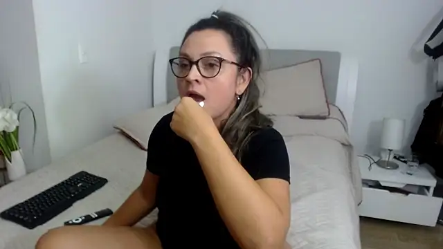 Snapshot of sophie_lopez1 chatting on December 18, 2025, 4:18 am sophie lopez1 online show from December 18, 2025, 4:18 am