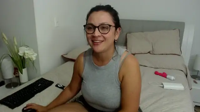 Snapshot of sophie_lopez1 chatting on December 19, 2025, 3:46 am sophie lopez1 online show from December 19, 2025, 3:46 am