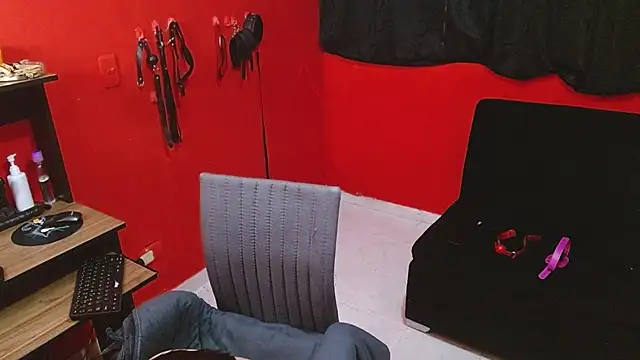 Snapshot of Emily_Slave28 chatting on February 25, 2026, 5:55 pm Emily Slave28 online show from February 25, 2026, 5:55 pm