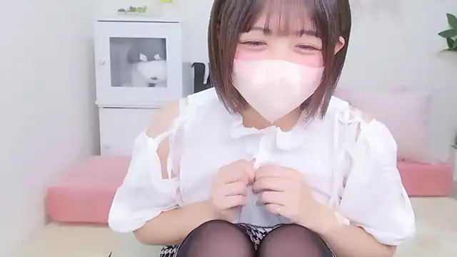 Hinata Sun online show from October 6, 2025, 1:41 pm