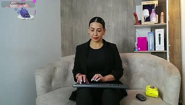 cortney tayler online show from December 15, 2025, 2:32 pm