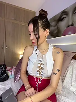 nicolleferragamo online show from November 12, 2025, 2:23 am