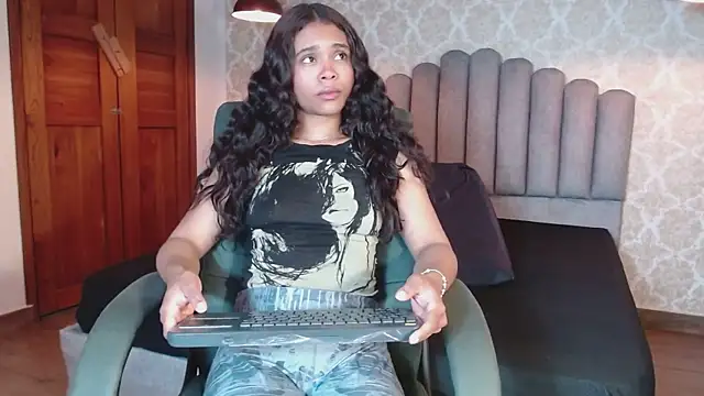 Snapshot of Kristall_06 chatting on October 8, 2025, 3:37 am Kristall 06 online show from October 8, 2025, 3:37 am