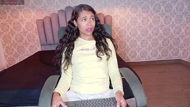 Snapshot of Kristall_06 chatting on October 22, 2025, 5:13 pm Kristall 06 online show from October 22, 2025, 5:13 pm