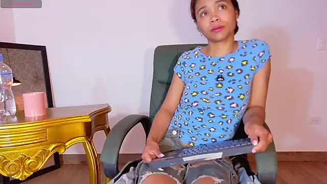 Snapshot of Kristall_06 chatting on December 18, 2025, 2:39 am Kristall 06 online show from December 18, 2025, 2:39 am