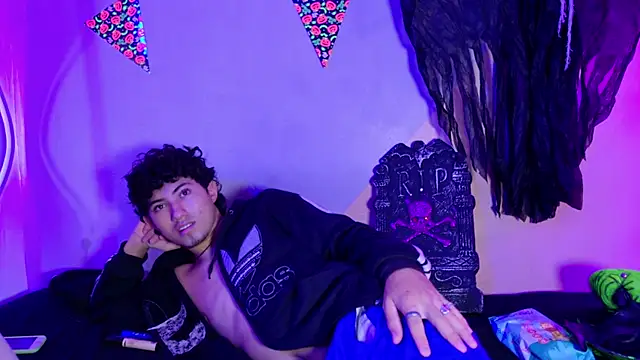 Snapshot of Laura_and_Kevin chatting on October 10, 2025, 2:49 pm Laura and Kevin online show from October 10, 2025, 2:49 pm