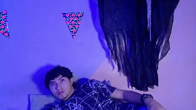 Snapshot of Laura_and_Kevin chatting on October 11, 2025, 2:15 pm Laura and Kevin online show from October 11, 2025, 2:15 pm