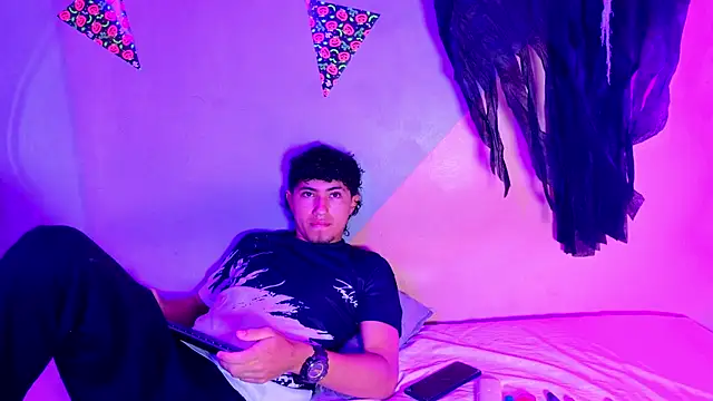 Snapshot of Laura_and_Kevin chatting on October 28, 2025, 1:36 pm Laura and Kevin online show from October 28, 2025, 1:36 pm