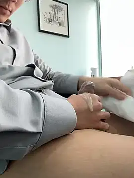 Snapshot of miniyellower chatting on February 10, 2026, 7:34 am miniyellower online show from February 10, 2026, 7:34 am