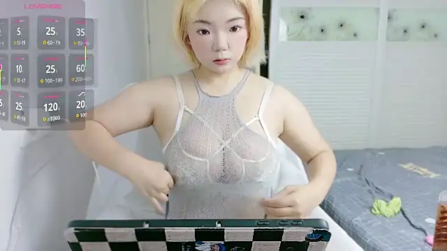 Snapshot of E-cup2 chatting on October 12, 2025, 6:45 am E-cup2 online show from October 12, 2025, 6:45 am