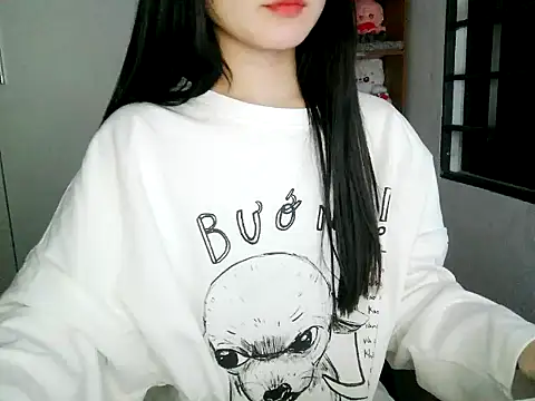 Snapshot of Annabelle-e chatting on October 24, 2025, 3:52 pm Annabelle-e online show from October 24, 2025, 3:52 pm