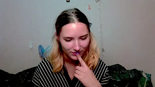 Snapshot of _kikiclark__ chatting on October 15, 2025, 8:53 pm kikiclark online show from October 15, 2025, 8:53 pm