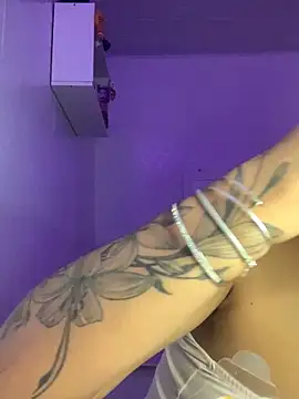 Snapshot of luluzinhax chatting on November 6, 2025, 2:12 am luluzinhax online show from November 6, 2025, 2:12 am