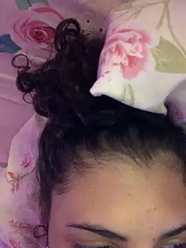 Snapshot of luluzinhax chatting on February 11, 2026, 6:35 pm luluzinhax online show from February 11, 2026, 6:35 pm