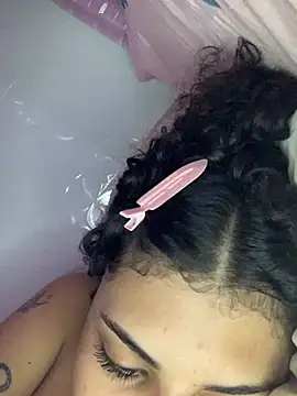 Snapshot of luluzinhax chatting on February 20, 2026, 5:26 am luluzinhax online show from February 20, 2026, 5:26 am