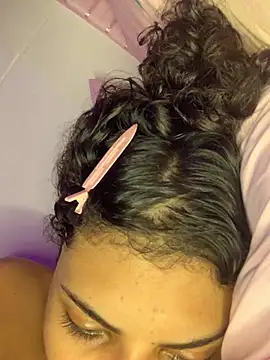 Snapshot of luluzinhax chatting on February 21, 2026, 3:29 am luluzinhax online show from February 21, 2026, 3:29 am