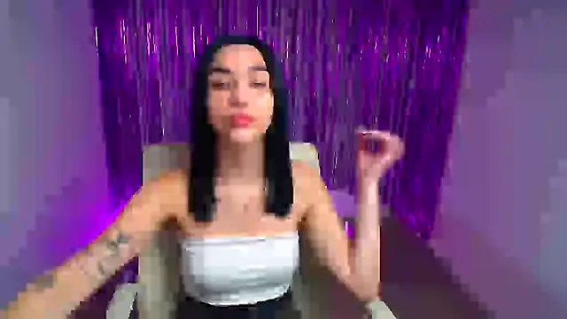 Snapshot of Bella_Night4 chatting on October 3, 2025, 6:10 am Bella Night4 online show from October 3, 2025, 6:10 am