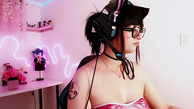 Lunyhose online show from December 3, 2025, 7:34 pm