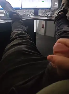 Snapshot of stunning_stallion chatting on October 18, 2025, 4:59 am stunning stallion online show from October 18, 2025, 4:59 am