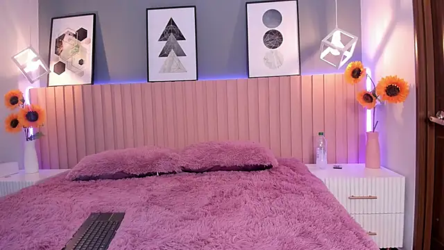 Nina Ford online show from October 10, 2025, 3:27 am