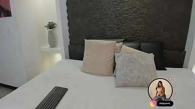 aby smiith  online show from February 7, 2026, 7:28 pm