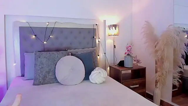 aby smiith  online show from April 14, 2026, 7:53 pm