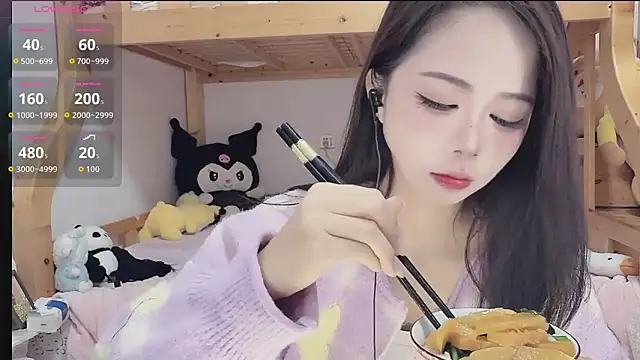 Snapshot of Sue101010 chatting on November 4, 2025, 1:10 pm Sue101010 online show from November 4, 2025, 1:10 pm